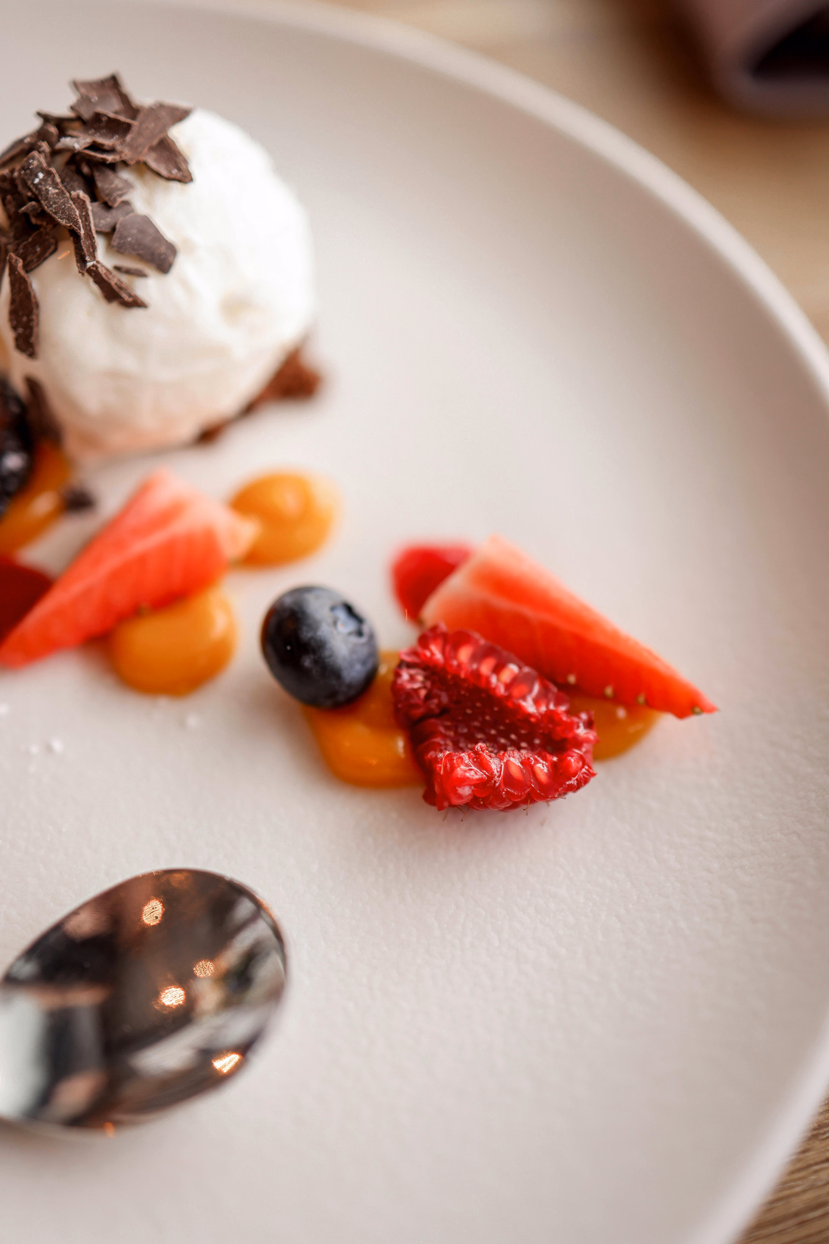 10-Minute Fresh Berry Dessert with Yogurt and Chocolate